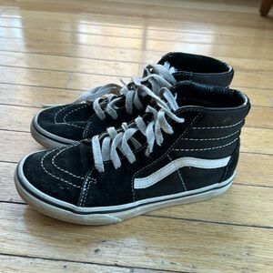 Vans Sk8-Hi Shoe Youth Size 2.5 Good Condition
Suede & canvas, Lace-up closure